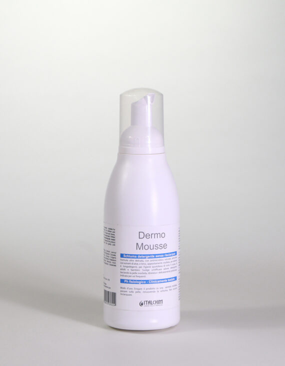 Dermo mousse, schiuma detergente senza risciacquo ultra delicata testata su pelli sensibili ad azione idratante e emolliente, con glicerina, estratti di aloe vera e timo, per l'igiene rapida delle persone allettate.